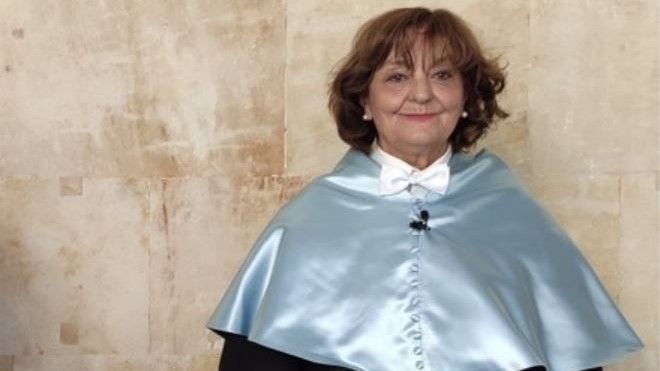Imaxe de arquivo de Ana Blandiana en 2021, co gallo da súa investidura como Doutora Honoris Causa pola Universidade de Salamanca (Europa Press).