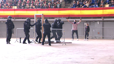 Policías nacionais realizaron un simulacro de rescate ante 3.000 escolares na Coruña
