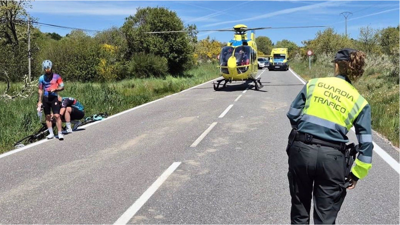 Tres ciclistas coliden contra un corzo en Calvos de Randín