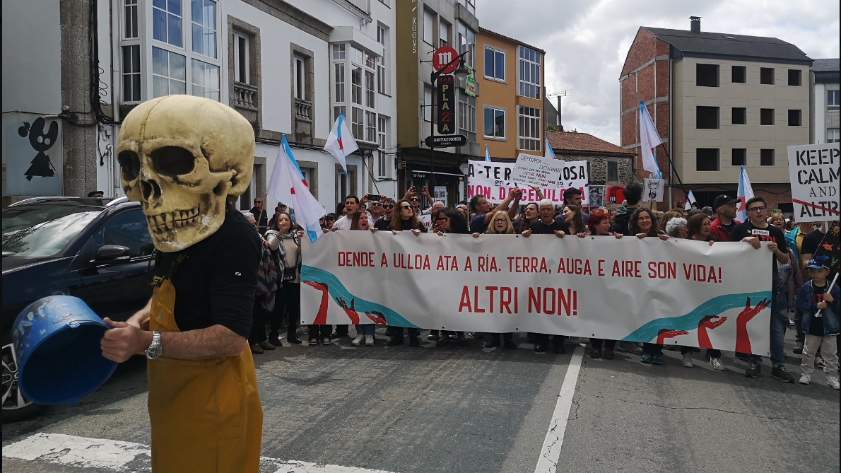 Os asistentes á marcha contra Altri no centro de Palas