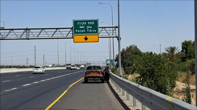 Zona da autoestrada en Petah Tikva onde soaron as sirenas polo ataque de Hamas