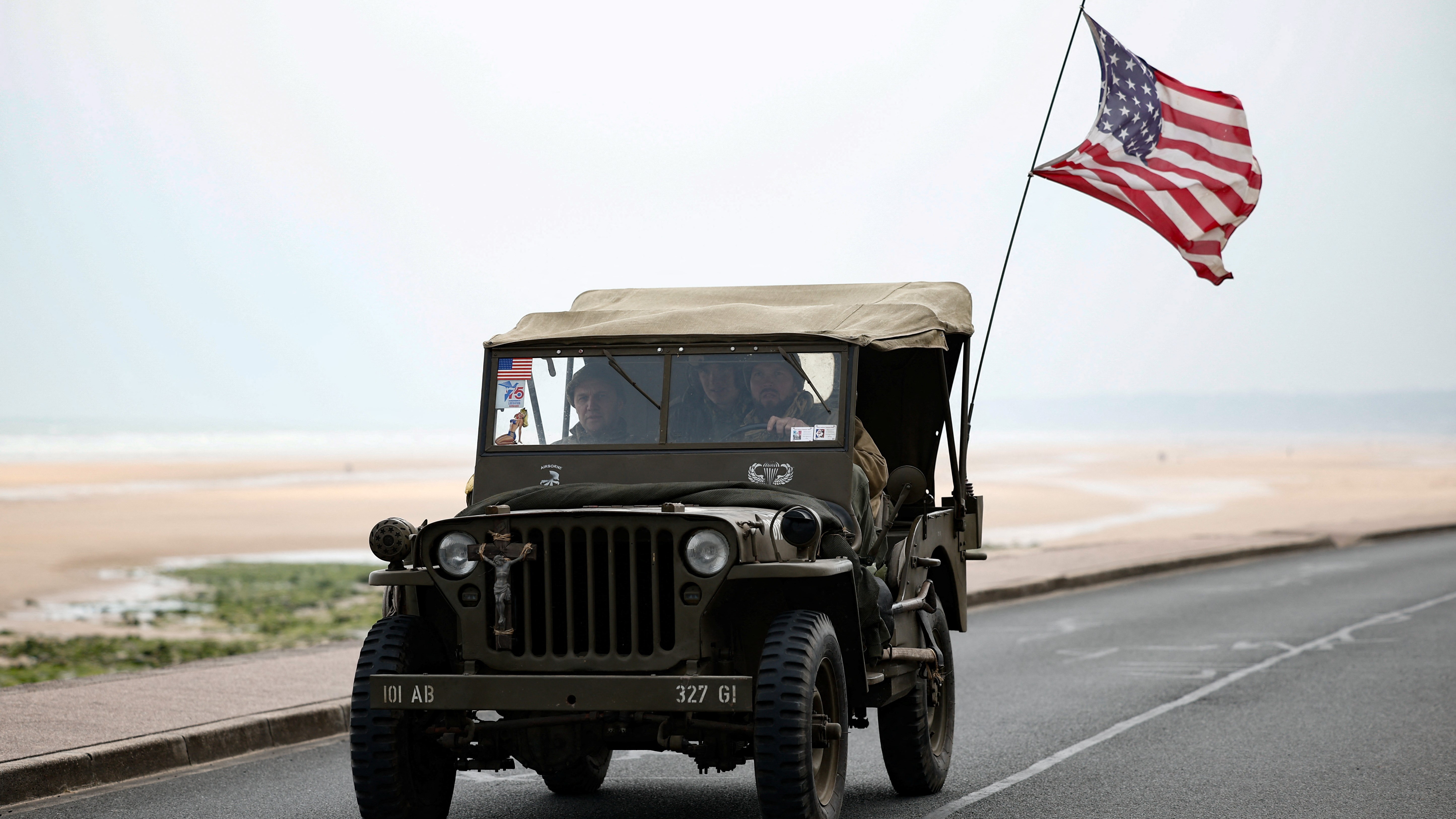 Un jeep Willys pasa por Vierville-sur-Mer, sobre a praia de Omaha. REUTERS/Benoit Tessier