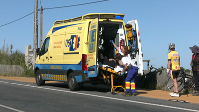 Unha ambulancia evacúa en Oia ao ciclista atropelado
