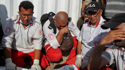 Persoal sanitario palestino chora a morte de dous compañeiros nun ataque israelí en Rafah. REUTERS/Hatem Khaled