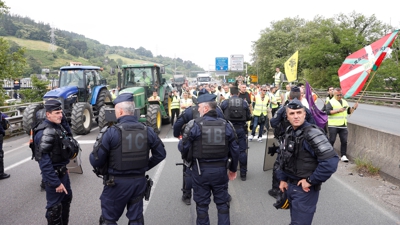 Tractores na fronteira entre Euskadi e Francia (EFE/Juan Herrero)