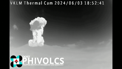 Imaxe da cámara térmica que rexistrou a erupción do volcán Kanlaon (Illas Filipinas) este martes (Reuters)