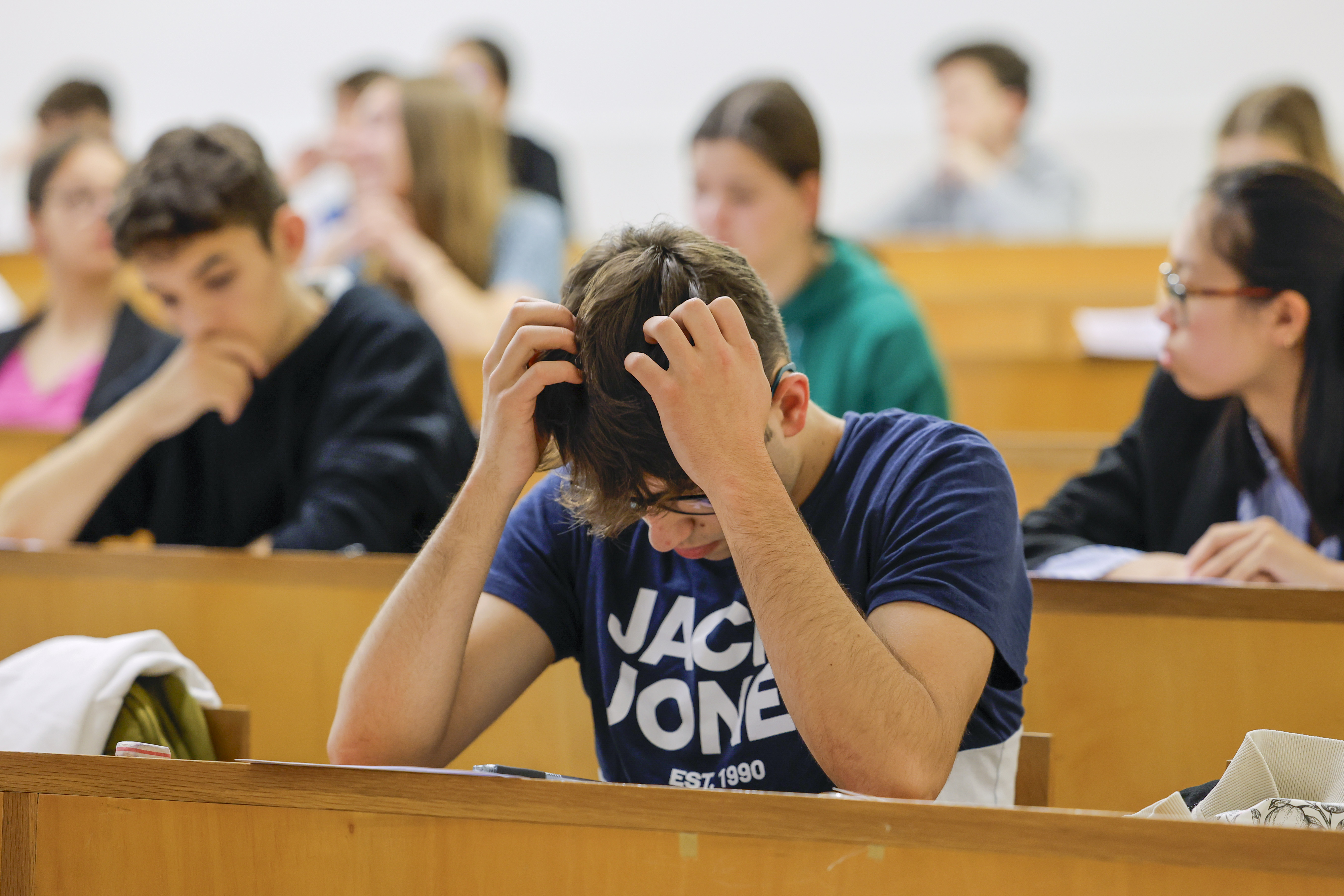 Alumnado de bacharelato realizando as probas da ABAU na Facultade de Comunicación de Santiago de Compostela (EFE/Lavandeira Jr)