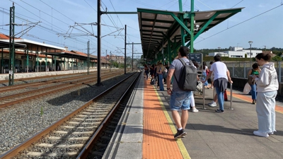 Viaxeiros na plataforma da estación de Vilagarcía de Arousa (Europa Press)