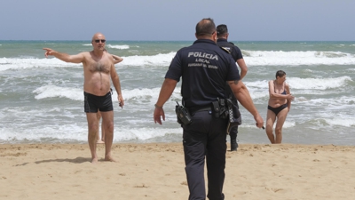 A Policía Local na praia de Guardamar del Segura. EFE/Pablo Miranzo