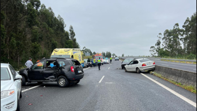 Varios vehículos implicados nun accidente na AG-11 en Rianxo/Cedida