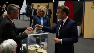 Macron deposita o seu voto en Francia nas europeas 2024