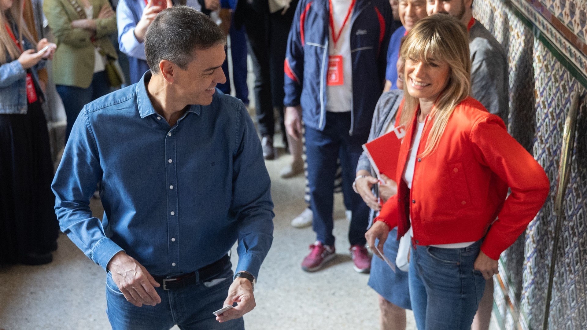 Pedro Sánchez (e) e Begoña Gómez (d), este domingo no seu colexio electoral en Madrid (Eduardo Parra / Europa Press).