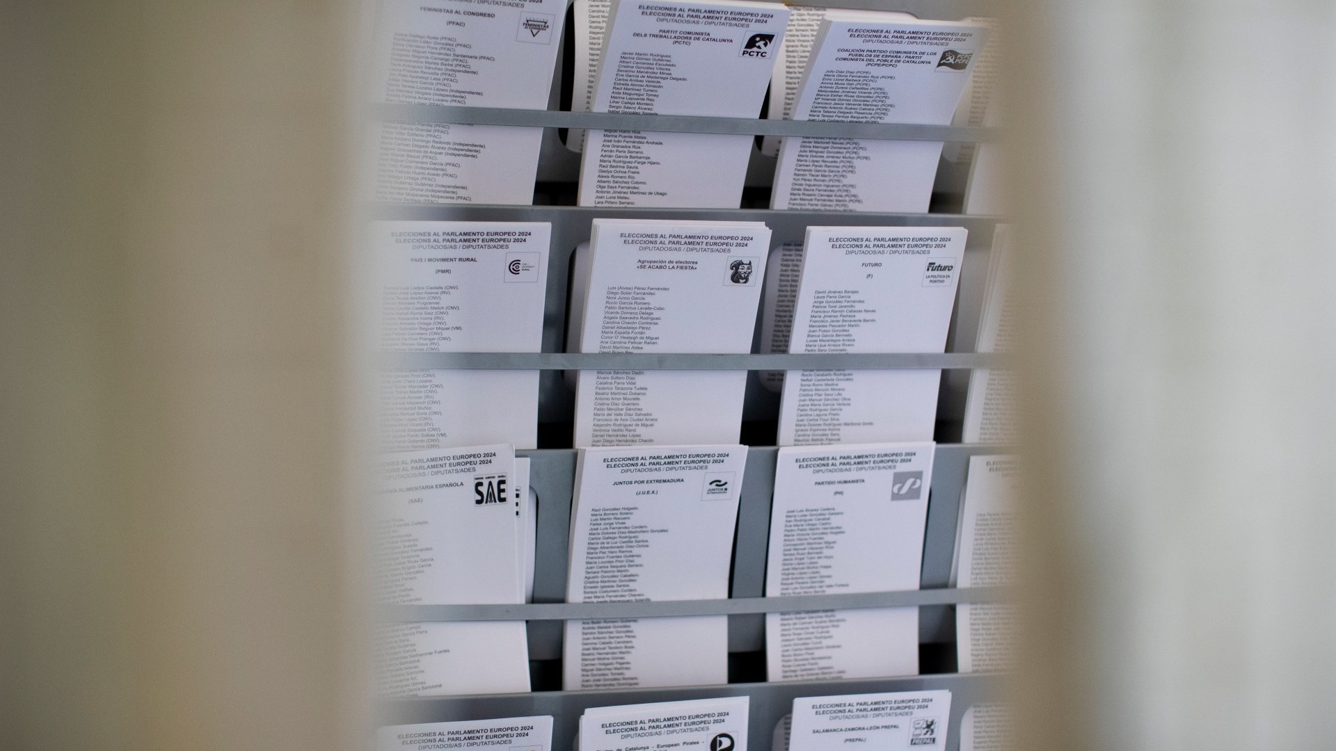 Vista das papeletas no colexio electoral (EFE/Marta Pérez)
