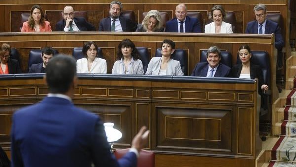 A pregunta do líder da oposición ao presidente do Executivo abriu a sesión de control ao Goberno no Congreso este mércores (EFE / Fernando Alvarado).