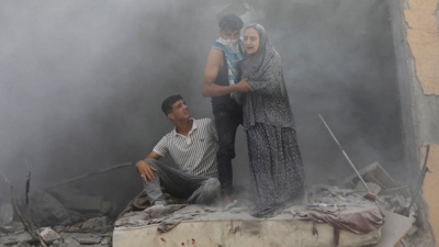 Unha familia palestina tras un ataque israelí en Deir Al-Balah. REUTERS/Abed Khaled