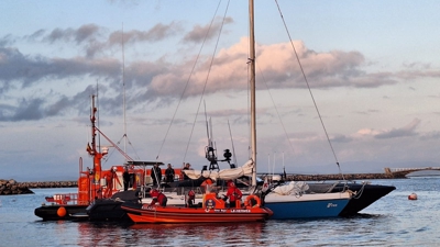 O veleiro rescatado. FOTO: Fernando Abralde, concelleiro do mar de Ribeira