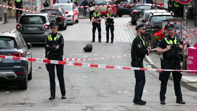 Axentes de policía de Hamburgo vixilan o lugar onde se rexistrou o ataque este domingo