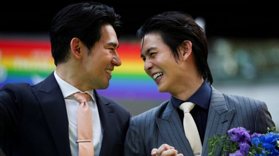 Membros da comunidade LGBTIQ+ celebran as boas novas en Bangkok (Reuters/Chalinee Thirasupa)