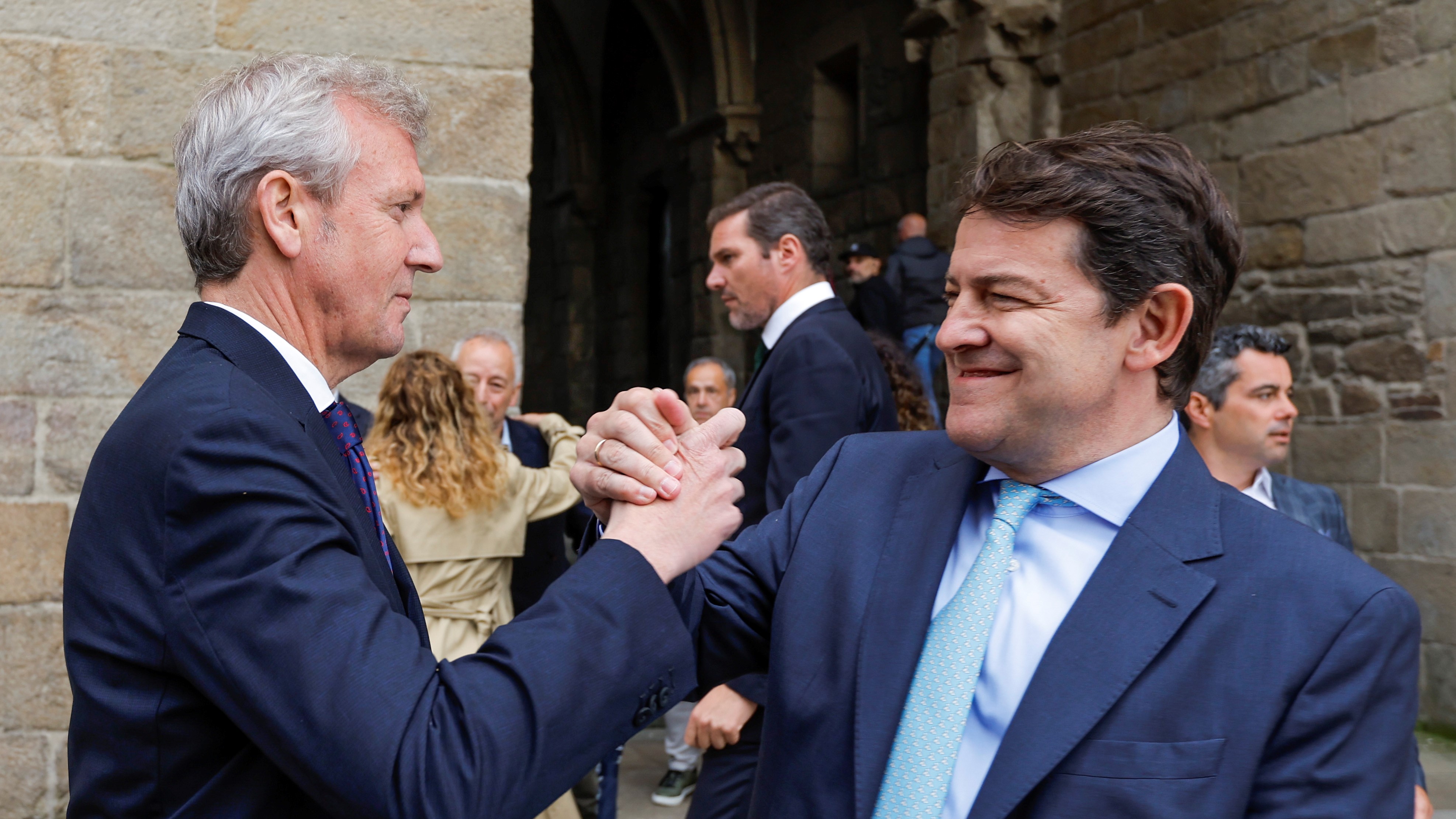 Os presidentes de Galicia e Castela e León Alfonso Rueda e Alfonso Fernández Mañueco durante a inauguración de Hospitalitas (EFE/Lavandeira Jr)