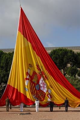 Acto de izado de bandeira polo décimo aniversario do reinado de Filipe VI este mércores nos Xardíns do Descubrimento da praza de Colón de Madrid (EFE / Zipi)