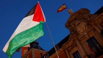 Imaxe de arquivo dunha bandeira palestina fronte ao ministerio de Asuntos Exteriores (EFE/ J.J. Guillén)
