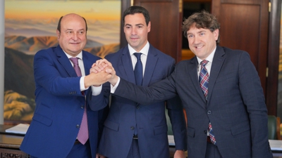 Ortuzar, Andueza e Pradales tras asinar o acordo (Europa Press/Iñaki Berasaluce)