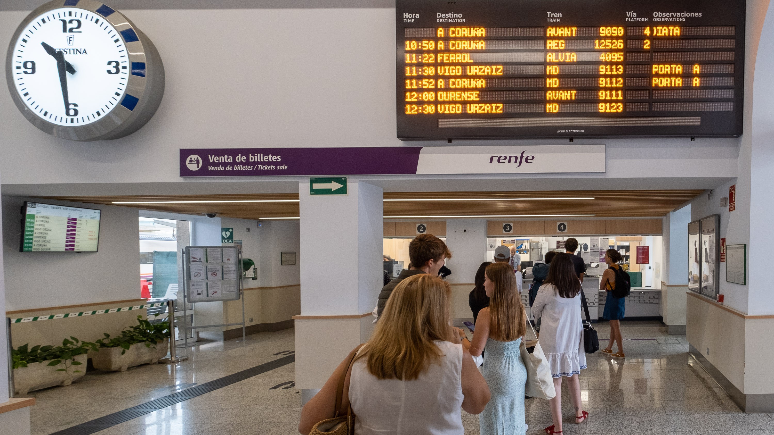 Venda de billetes na estación de Santiago de Compostela (Europa Press/César Arxina)