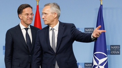 Mark Rutte (esquerda), futuro secretario xeral da OTAN, xunto o seu predecesor, Jens Stoltenberg (EFE/Olivier Matthys)