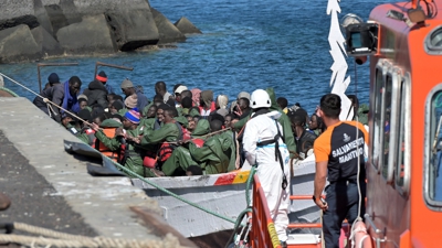 Este mércores outro caiuco con 63 persoas chegaba á illa do Hierro (EFE/Gelmert Finol)