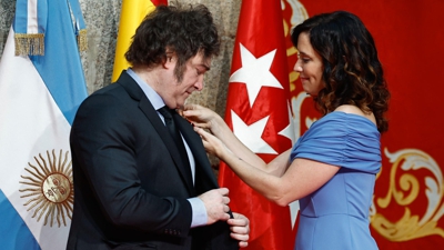 Ayuso entrega a medalla a Javier Milei, presidente da Arxentina. EFE/ Daniel González