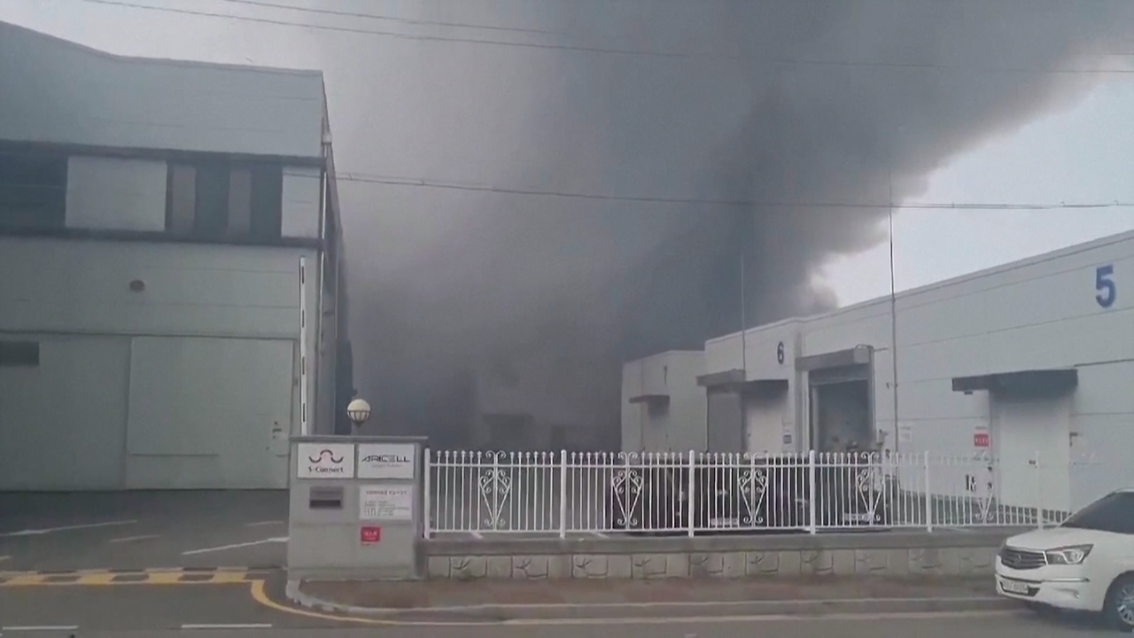 Fábrica incendiada en Corea do Sur (Reuters)