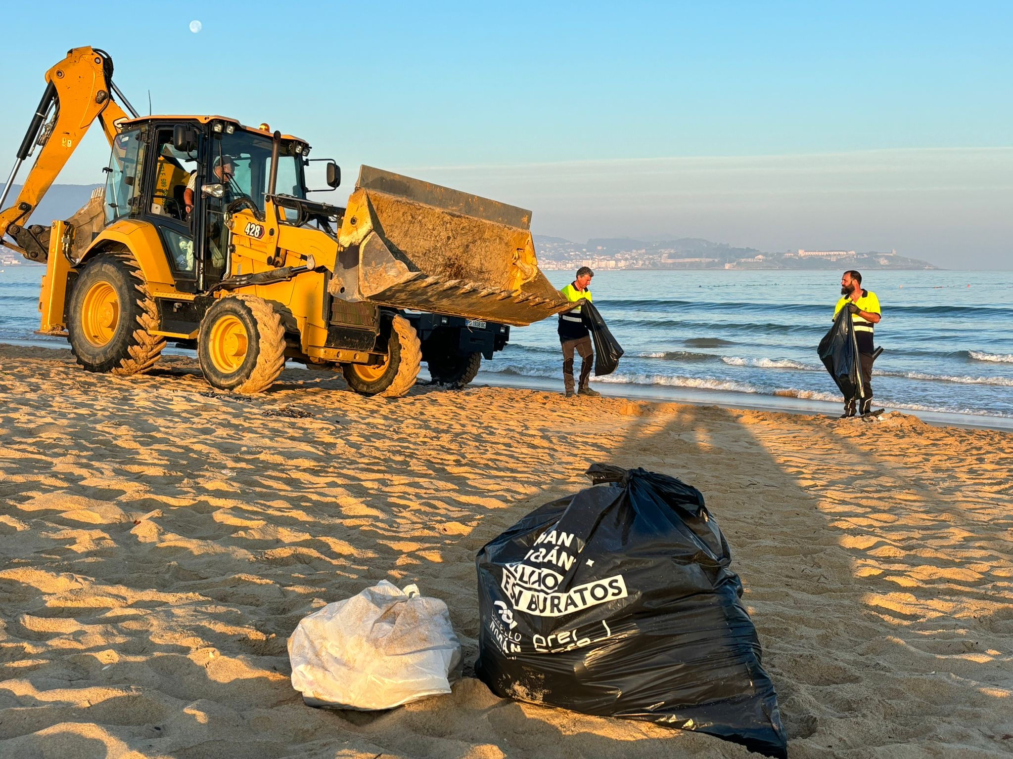 Retirada de residuos en Praia América (Concello de Nigrán).