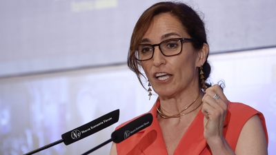 A ministra de Sanidade, Mónica García, intervén no Foro Saúde que organiza Nueva Economía Fórum, este luns en Madrid. (EFE/Chema Moya)