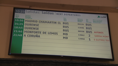 Panel de frecuencias ferroviarias na estacion de Lugo