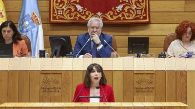 A conselleira de Economía e Industria, María Jesús Lorenzana, presenta a lei de promoción dos beneficios sociais e económicos dos proxectos que utilizan os recursos naturais de Galicia no pleno do Parlamento de Galicia este martes (EFE / Xoán Rey).