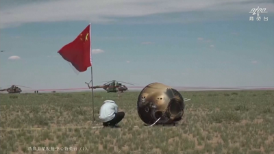 A bandeira chinesa ondea a carón da cápsula espacial que aterrou este martes en Mongolia (China Central Television, CCTV).