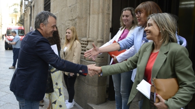 O concelleiro do BNG en Ourense, Manuel Puga, saúda a concelleira e voceira do PSOE, Natalia González (Europapress)