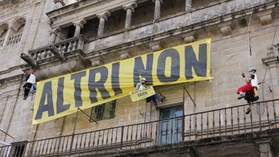 Pancarta en contra da instalación de Altri despregada por Greenpeace na fachada da catedral de Santiago (EFE/ Lavandeira Jr.)