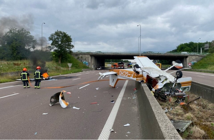 O avión de turismo tras impactar contra a medianeira da autoestrada A4 en Seine et Marne en Francia