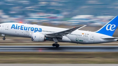 Avión de Air Europa durante a engalaxe nas pistas dun aeroporto