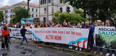 Os manifestantes ante San Caetano con pancartas con mensaxes contra Altri