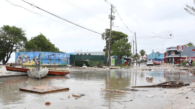 Unha rúa tras o paso do furacán Beryl en Bridgetown, Barbados (REUTERS / Nigel R Browne).