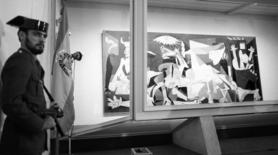 Imaxe de arquivo do 23 de outubro de 1981 da presentación á prensa do Guernica tras o seu regreso a España (EFE/Manuel P. Barriopedro)