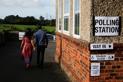 O primeiro ministro, Rishi Sunak, abandona o colexio electoral xunto a súa muller nunha xornada de votacións na que as enquisas vaticinan un fin de ciclo no Reino Unido (Reuters / Temilade Adelaja)