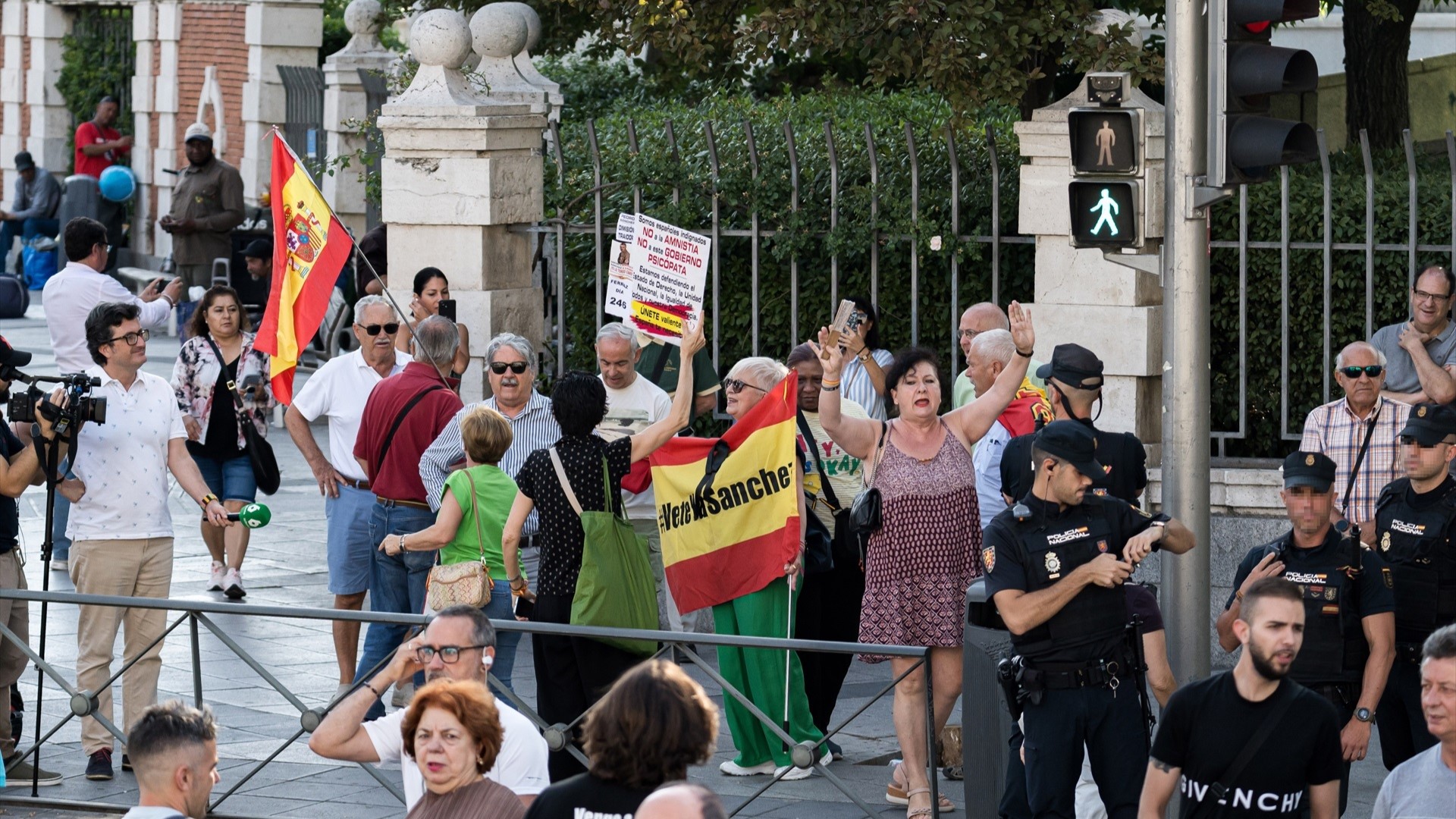 Varias persoas concéntranse para protestar contra o presidente do Goberno fronte aos xulgados de Madrid (Diego Radamés / Europa Press).