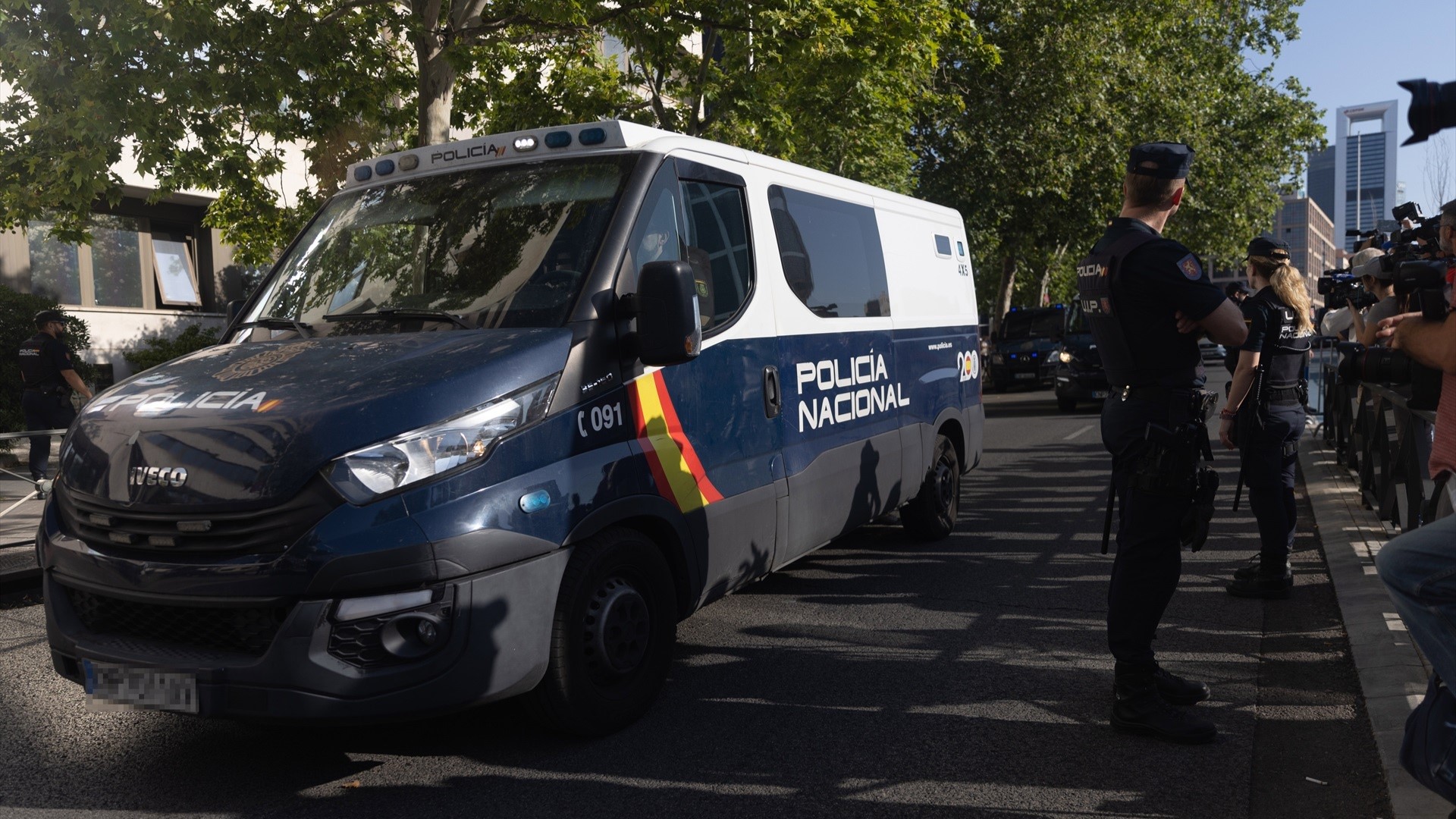 Vehículo policial nos xulgados de Praza de Castela, Madrid (Eduardo Parra / Europa Press).