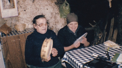 Adolfina e Rosa Casás na Vila da Igrexa (Cerceda) retratadas por Dorothé Schubarth (Fondo Schubarth-Santamarina / Arquivo do Patrimonio Oral da Identidade do Museo do Pobo Galego vía RAG).