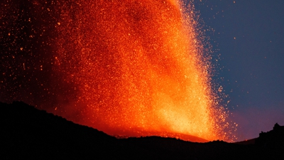 Lava saíndo polo cráter do Etna (Reuters/Etna Walk/Giuseppe Di Stefano)