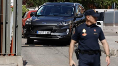 O coche en que viaxa Begoña Gómez abandona os xulgados de Madrid tras suspender o xuíz a comparecencia da esposa do presidente do Goberno e citala de novo para o próximo día 19 (EFE / Mariscal)