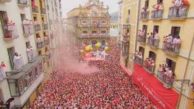 A praza do concello de Pamplona ateigada no chupinazo 2024